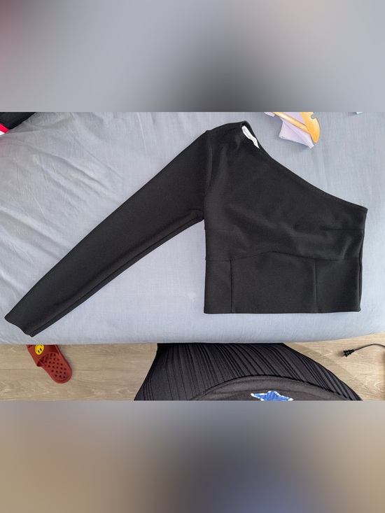 Abercrombie & Fitch Tops - Abercrombie & Fitch black one-shoulder long sleeve crop top